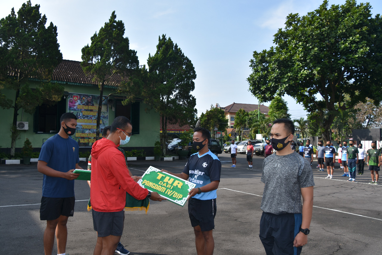 Menjelang Lebaran, Kolonel Arm Putranto Gatot Sri Handoyo S.Sos., M.M., Berikan THR Secara Simbolis